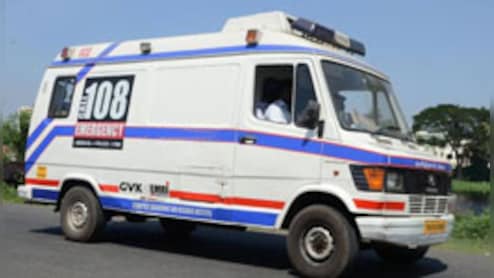 हाथ में धड़, सिर मां के पेट में ही रह गया ! UP के बस्ती में सरकारी एंबुलेंस में लापरवाही से नवजात की मौत