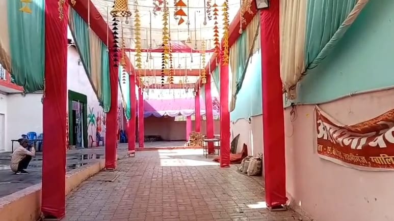 7 फेरों से पहले 'महाभारत': दूल्&zwj;हा-दुल्&zwj;हन पक्ष में अचानक चलने लगे लात-घूंसे, पंड&zwj;ित की वजह से मंडप बना अखाड़ा