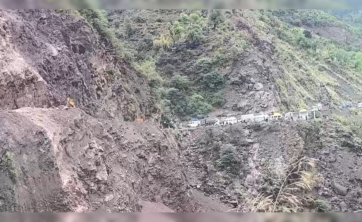 Jammu- Kashmir: रियासी में लैंडस्लाइड से महौर-अरनास मार्ग ठप, मलबे में तब्दील हुईं सड़कें, सैकड़ों राहगीर फंसे