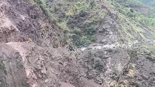 Jammu- Kashmir: रियासी में लैंडस्लाइड से महौर-अरनास मार्ग ठप, मलबे में तब्दील हुईं सड़कें, सैकड़ों राहगीर फंसे