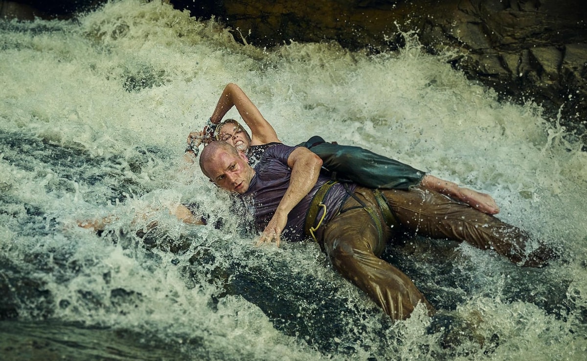 Apex Review: नेटफ्लिक्स फिल्म एपेक्स में शार्लीज थेरोन और टारन एगर्टन 