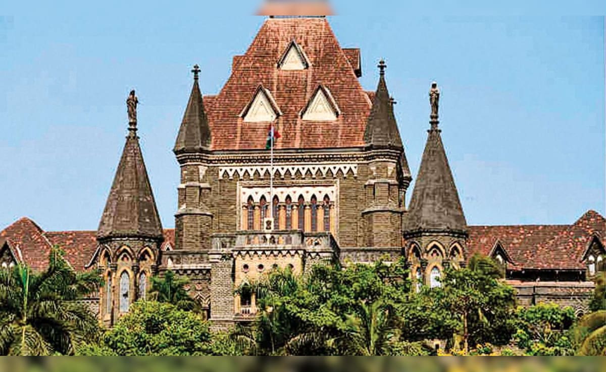 दफ्तर में महिला को घूरना अपराध है या नहीं? बॉम्बे हाईकोर्ट ने सुनाया बड़ा फैसला