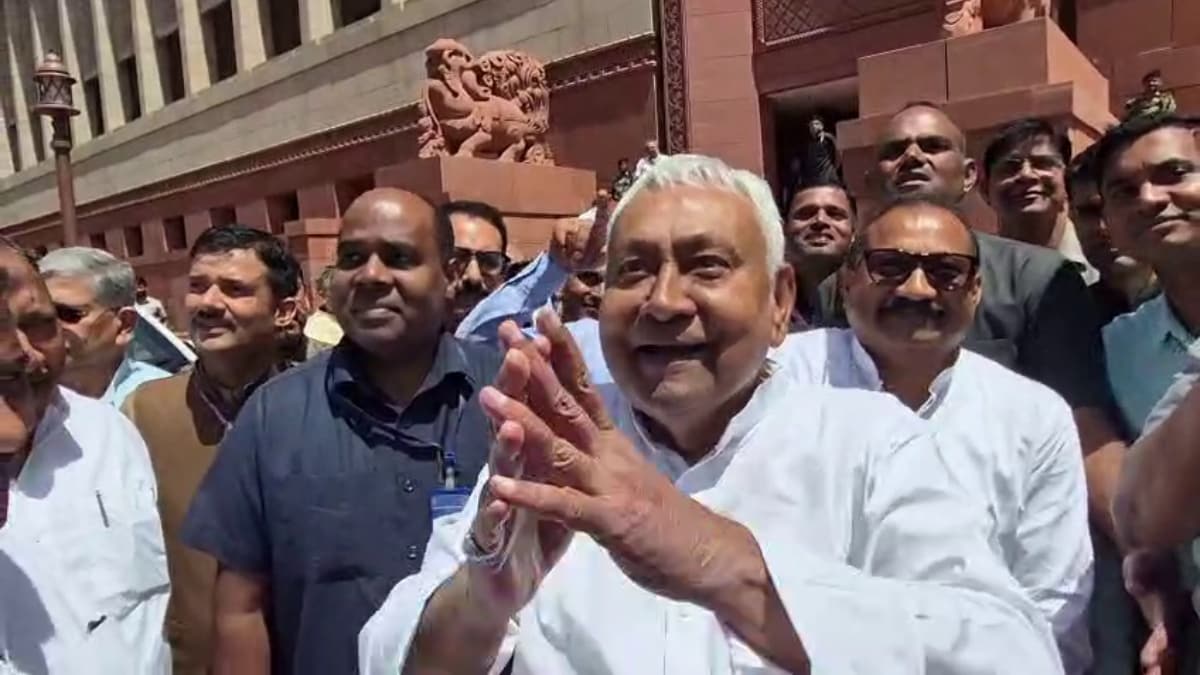 पहले हम यहीं थे.. पुरानी संसद भवन को देख नीतीश कुमार ने जोड़े हाथ