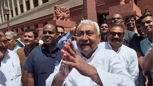 पहले हम यहीं थे.. पुरानी संसद भवन को देख नीतीश कुमार ने जोड़े हाथ