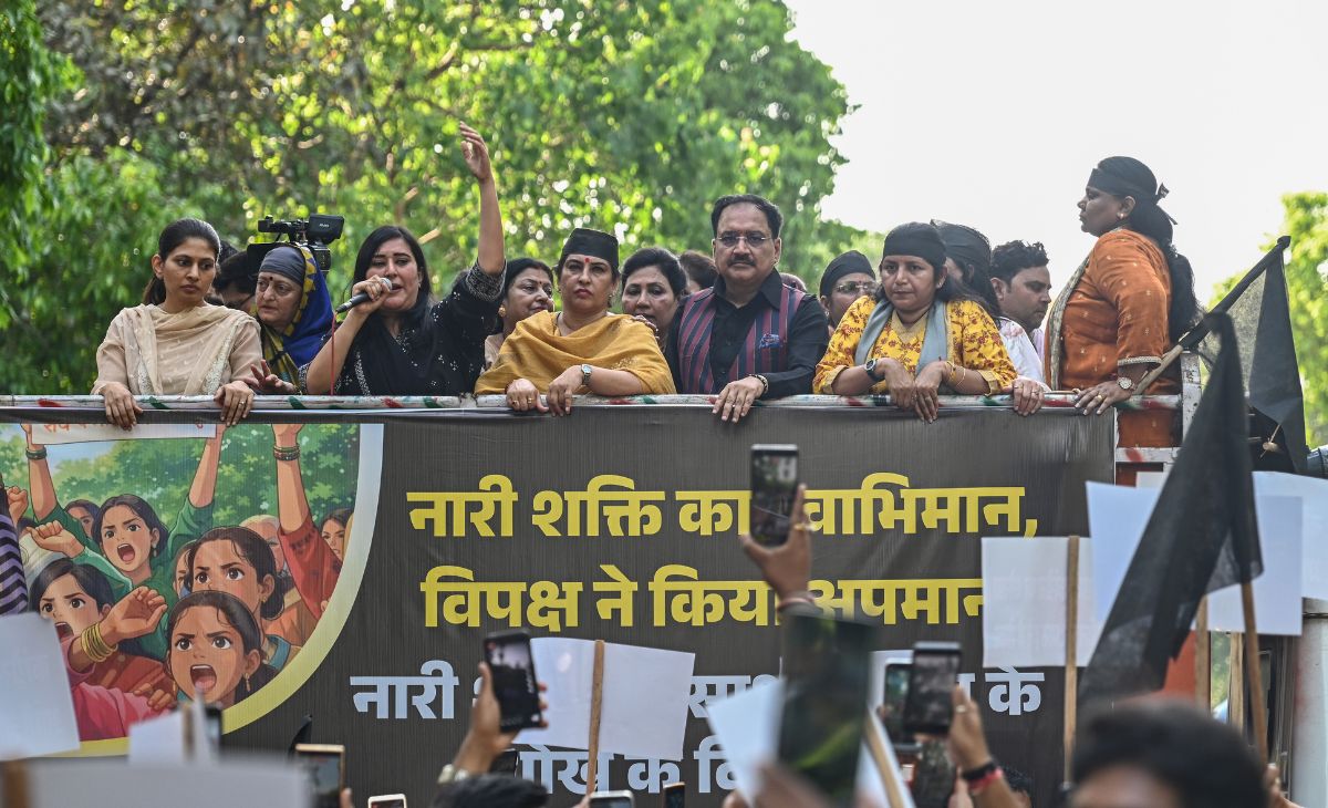 दिल्ली में विरोध-प्रदर्शन करती बीजेपी की महिला नेता व कार्यकर्ता.