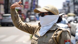 Uttarakhand Weather: उत्तराखंड जाने वाले सावधान! अभी तप रहे पहाड़, कब होगी बारिश-बर्फबारी? जानें IMD अलर्ट