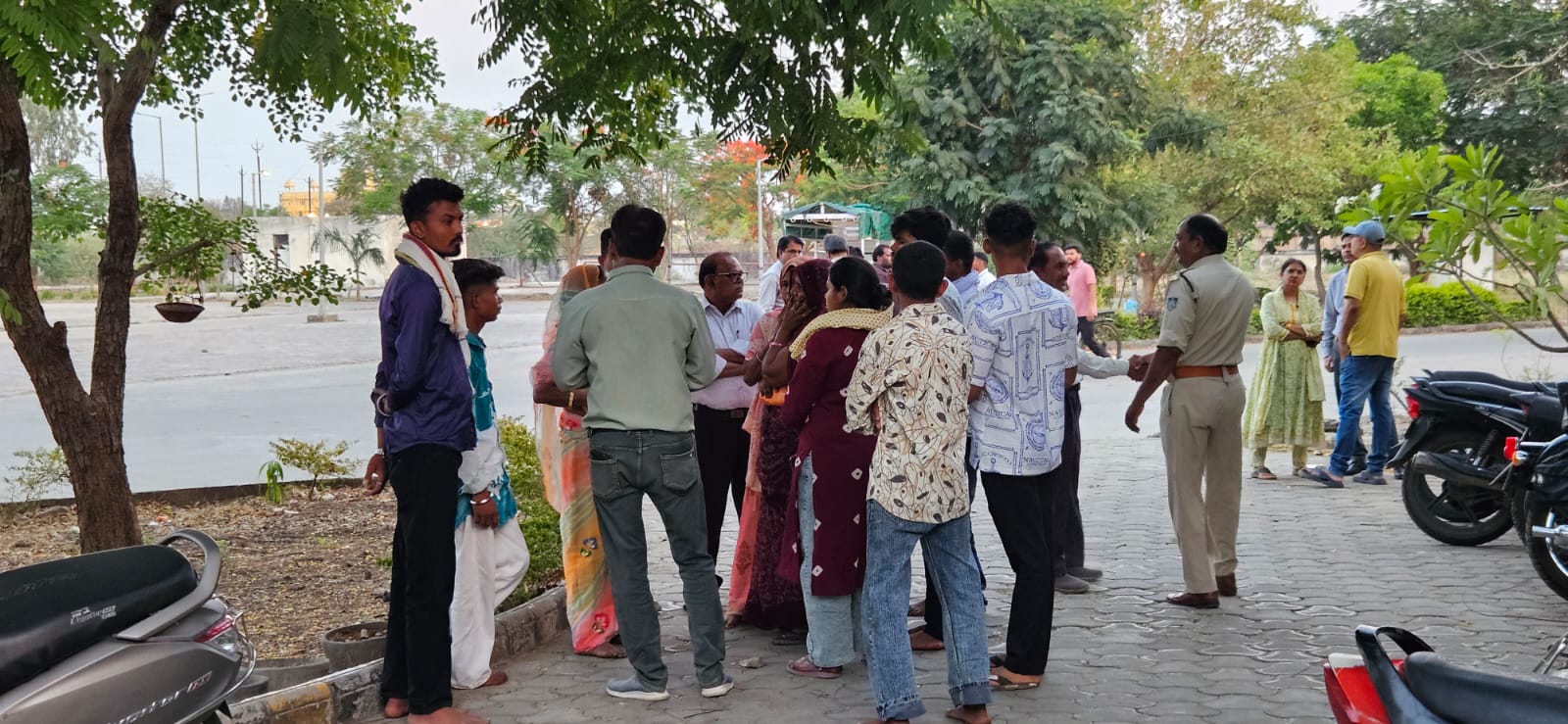  बेटे की मौत पर रोता-बिलखता परिवार. 