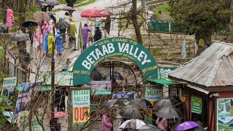 टूरिस्ट आ रहे फिर रुक क्यों नहीं रहे? पहलगाम हमले के 1 साल बाद जानें दावों की हकीकत