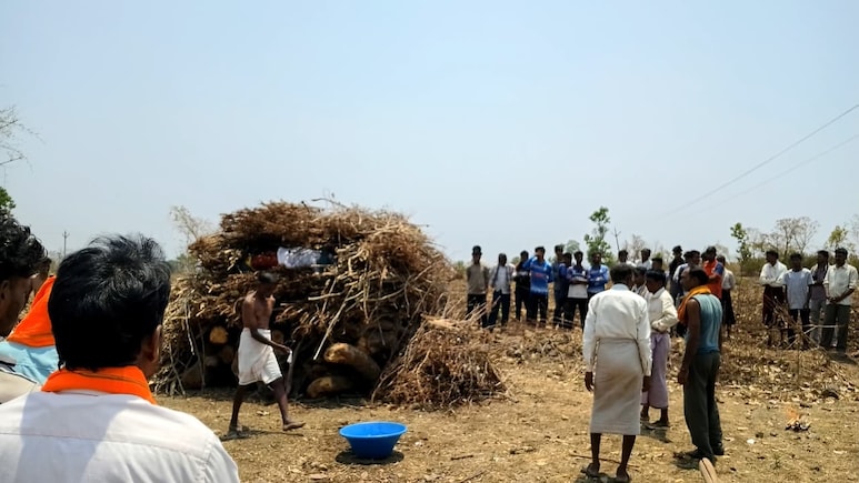 एक चिता पर तीन सगे भाई-बहनों का अंतिम संस्कार, मंजर ऐसा कि हर आंख भर आई