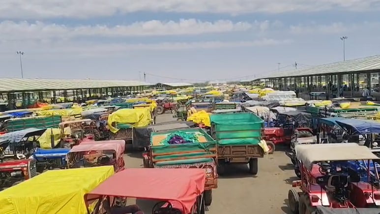 Gehu Kharidi 2026: गेहूं खरीदी में देरी से भड़के किसान, विदिशा-सागर हाईवे पर किया चक्काजाम