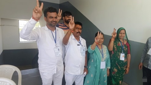 गुजरात निकाय रिजल्ट: मेहसाणा में चपरासी रमेशभाई भील बने पार्षद, भाजपा कार्यालय में 28 साल से पिला रहे थे चाय