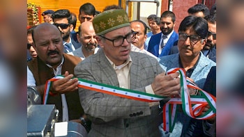 Viral Video: Jammu and Kashmir CM Omar Abdullah Refuses To Cut 'Tricolour' Ribbon, Netizens React