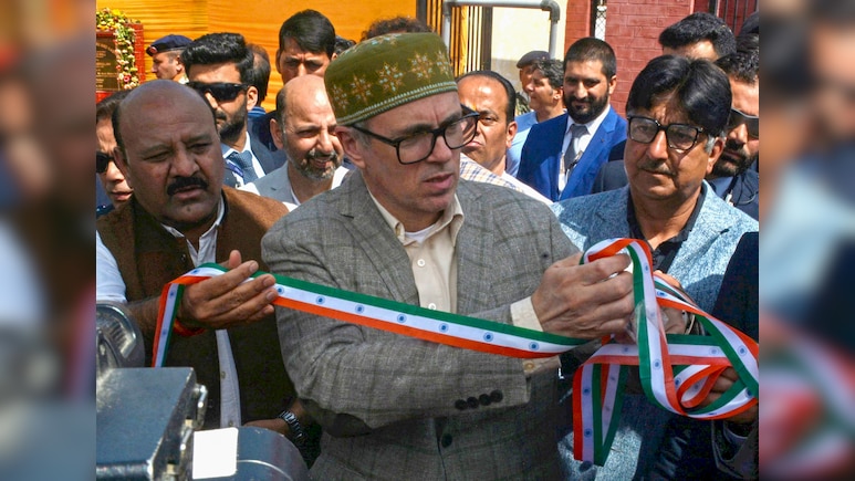 Viral Video: Jammu and Kashmir CM Omar Abdullah Refuses To Cut 'Tricolour' Ribbon, Netizens React