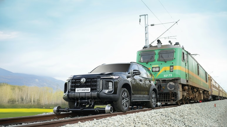 MG Majestor Sets Guinness World Record For Heaviest Train Pulled By SUV On Rail