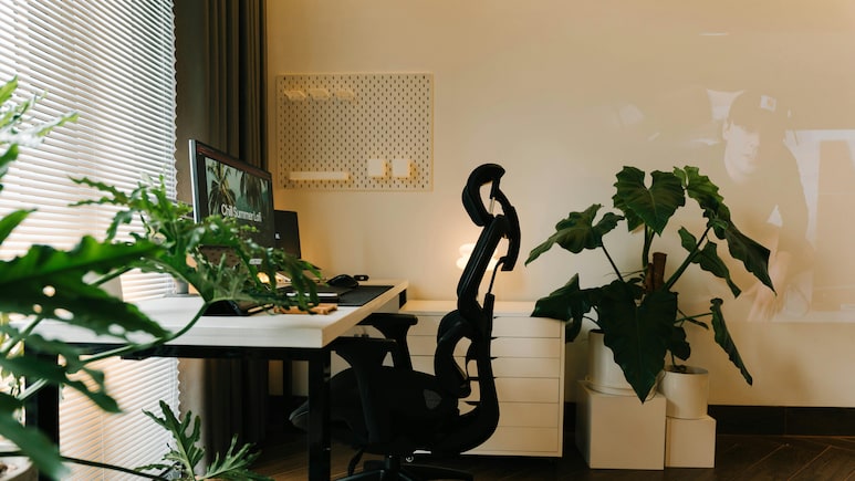 लंबे समय तक काम करने वालों के लिए स्पेशल डील्स, Ergonomic Office Chair जो कमर और पीठ दर्द दोनों से दिलाए राहत