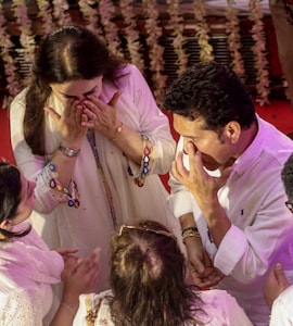 Sachin Tendulkar And Wife Anjali Break Down As They Pay Last Respects To Asha Bhosle