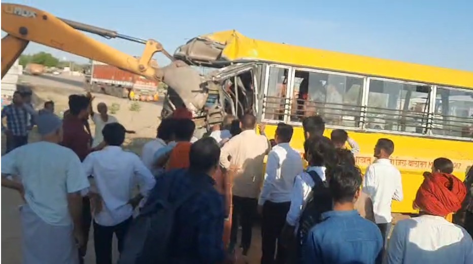 बाड़मेर में भीषण सड़क हादसा, 36 बच्चों से भरी स्कूल बस को ट्रक ने मारी टक्कर; 10 जिला अस्पताल में भर्ती