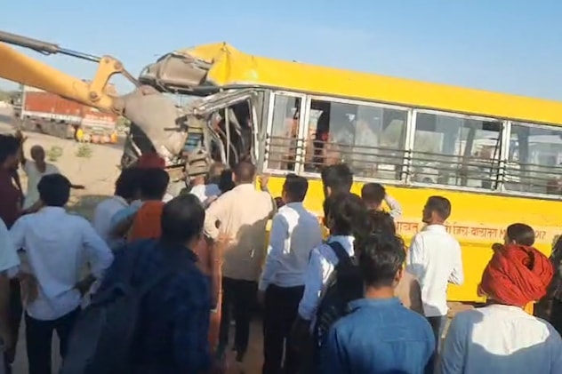 बाड़मेर में स्कूल बस हादसे में 1 बच्चे की मौत, 20 घायल; ट्रक ने मारी टक्कर, ड्राइवर फरार