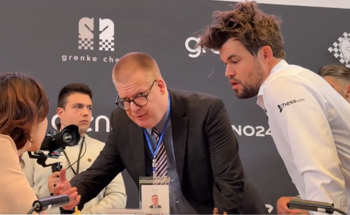 Watch: Magnus Carlsen Allows Opponent For Selfie Ahead Of Match, Then Gets Her Phone Removed