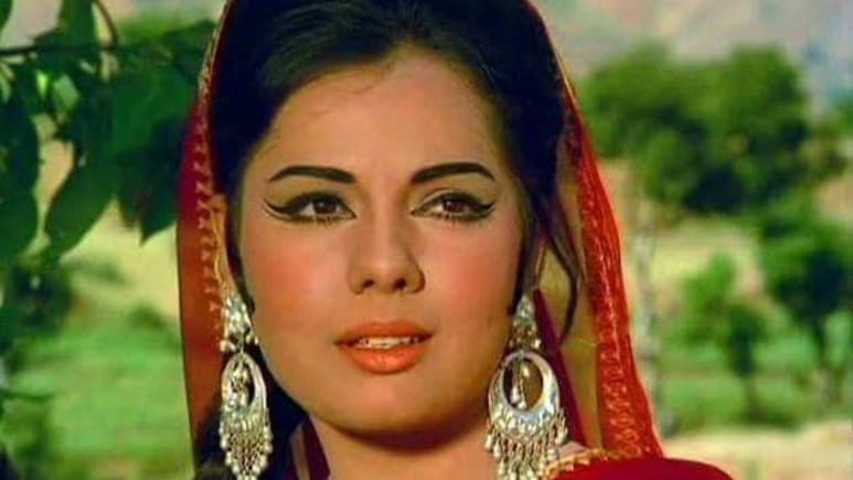 मुमताज से सौ गुना सुंदर है उनकी बेटी नताशा, इंग्लैंड में पली-बढ़ी पर सादगी देख फैंस फिदा, बोले- दिल खुश हो गया