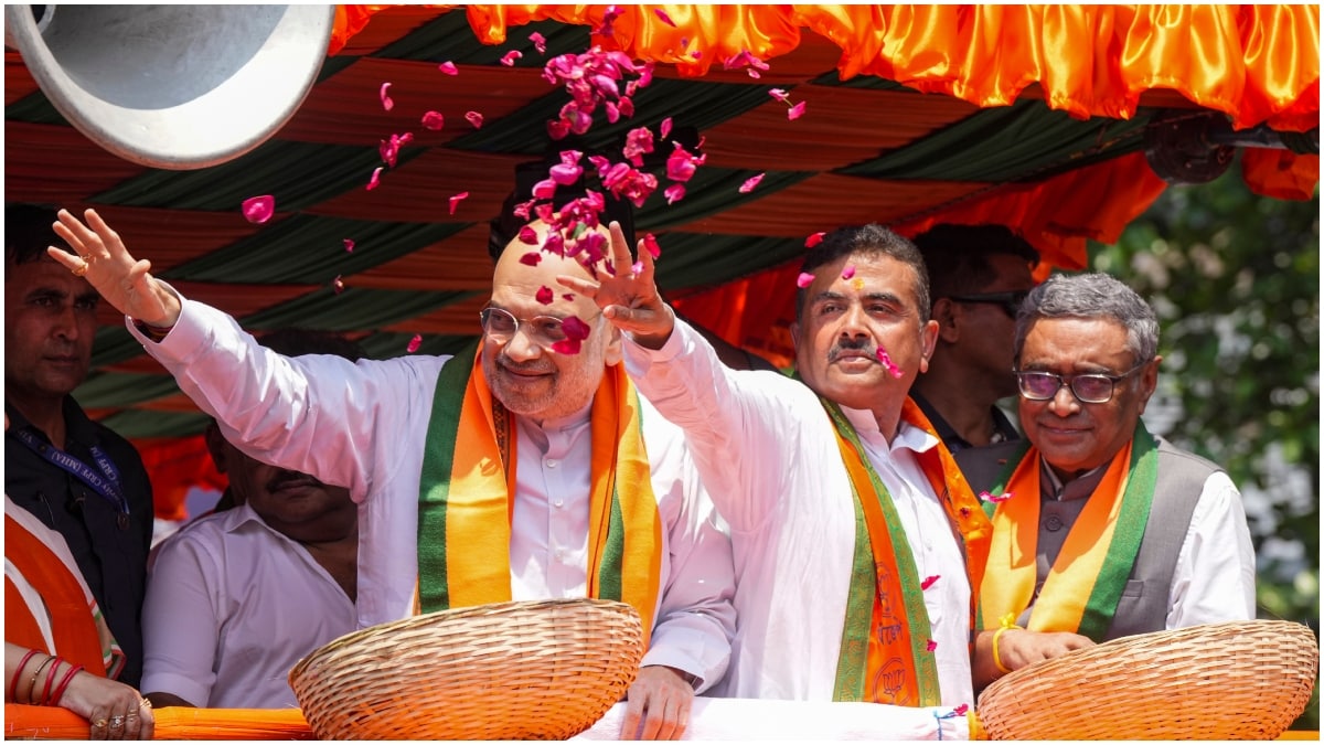 कोलकाता में नामांकन रोड शो के दौरान गृह मंत्री अमित शाह के साथ भाजपा उम्मीदवार सुवेंदु अधिकारी और स्वपन दासगुप्ता.