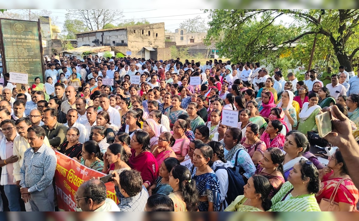 हरदा में शिक्षकों का हंगामा: TET अनिवार्यता खत्म करने की मांग तेज, कलेक्टर को द‍िया ज्ञापन