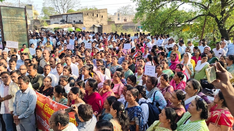 हरदा में शिक्षकों का हंगामा: TET अनिवार्यता खत्म करने की मांग तेज, कलेक्टर को द&zwj;िया ज्ञापन