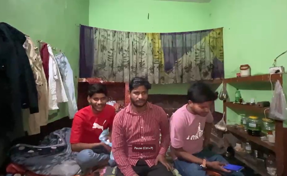 मुकेश (बीच में) और अजीत (दाएं)