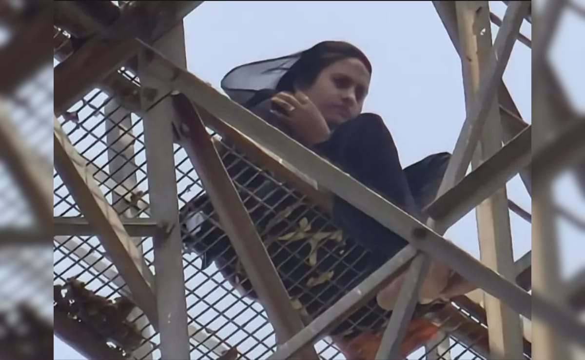 "होटल ले गए अब शादी क्यों नहीं"? रील बनाकर 200 फीट ऊंचे टावर पर चढ़ी प्रेमिका, बोली- मैं यहीं से कूदकर जान दे दूंगी