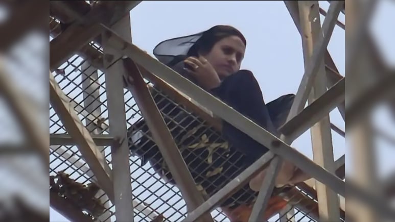 "होटल ले गए अब शादी क्यों नहीं"? रील बनाकर 200 फीट ऊंचे टावर पर चढ़ी प्रेमिका, बोली- मैं यहीं से कूदकर जान दे दूंगी