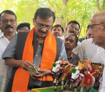 संजय राऊतांनी जॅकेटच्या खिशात हात घातला अन् 8 हजार रुपये काढले; वृद्ध शिल्पकाराच्या डोळ्यांत आलं पाणी !