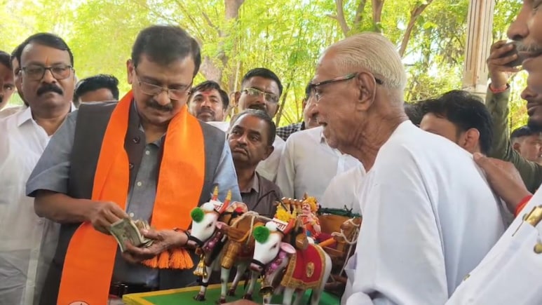 संजय राऊतांनी जॅकेटच्या खिशात हात घातला अन् 8 हजार रुपये काढले; वृद्ध शिल्पकाराच्या डोळ्यांत आलं पाणी !