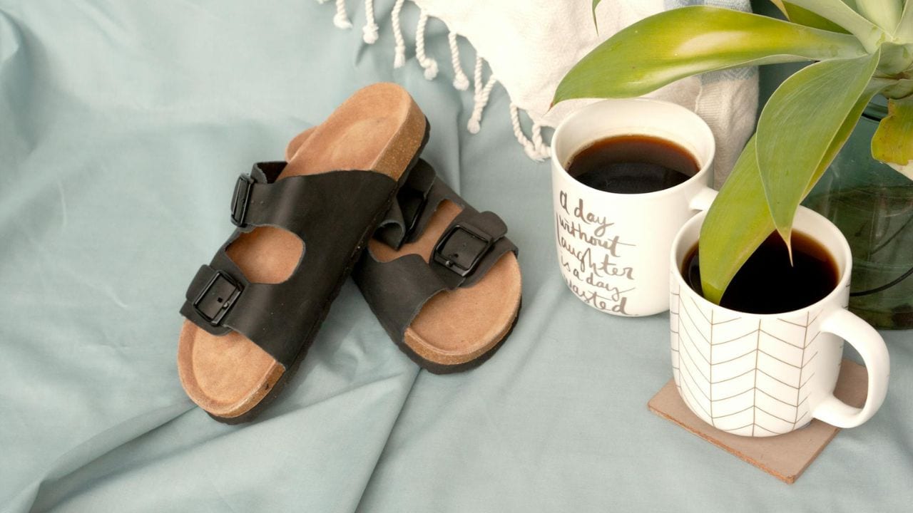 पैरों में रहता है दर्द? दवा नहीं कर रही आराम? ये Top 5 Orthopedic Sandals जरूर करें ट्राई