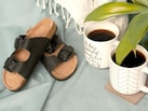 पैरों में रहता है दर्द? दवा नहीं कर रही आराम? ये Top 5 Orthopedic Sandals जरूर करें ट्राई