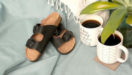पैरों में रहता है दर्द? दवा नहीं कर रही आराम? ये Top 5 Orthopedic Sandals जरूर करें ट्राई