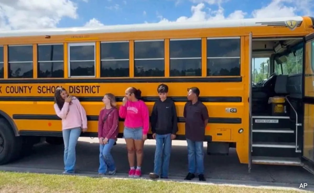 US Middle School Students Stop Bus From Crashing After Driver Blacks Out