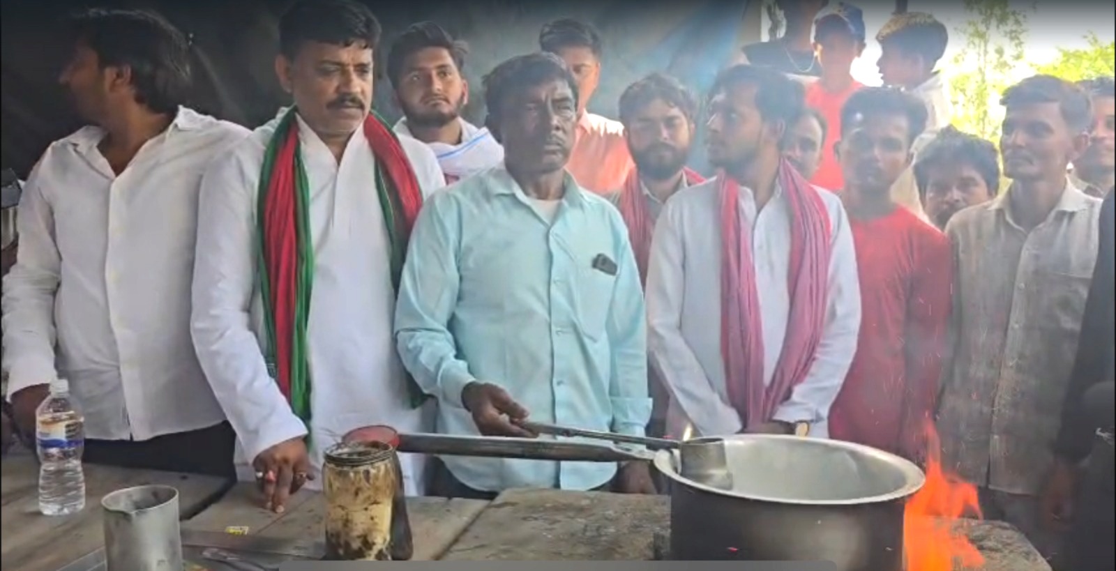 फतेहपुर: सपाइयों ने खुलवाई आर्यन की चाय की दुकान, अखिलेश यादव के भेजे बर्तनों में जिला अध्यक्ष ने बनाई चाय