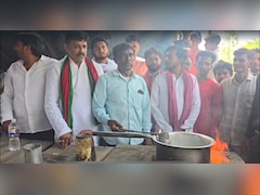 फतेहपुर: सपाइयों ने खुलवाई आर्यन की चाय की दुकान, अखिलेश यादव के भेजे बर्तनों में जिला अध्यक्ष ने बनाई चाय