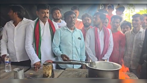 फतेहपुर: सपाइयों ने खुलवाई आर्यन की चाय दुकान, अखिलेश यादव के भेजे बर्तनों में जिला अध्यक्ष ने बनाई चाय