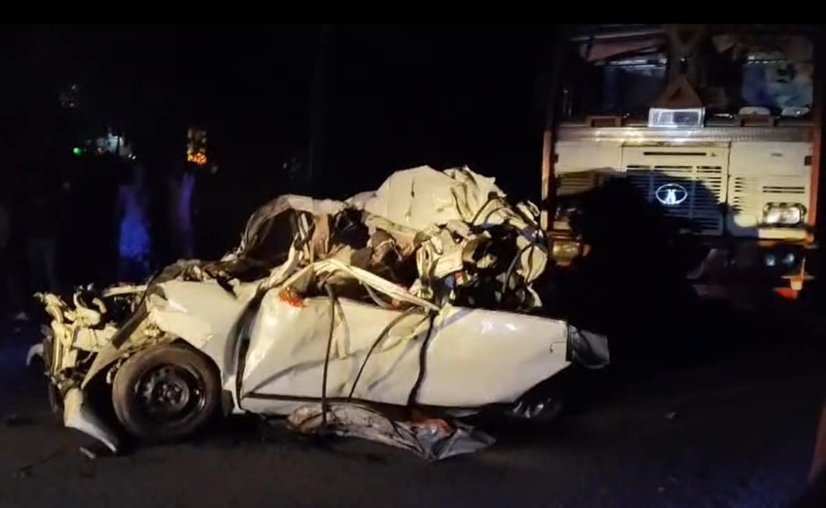 हजारीबाग में ट्रेलर और ट्रक के बीच खिलौने की तरह पिची कार, एक ही परिवार के 5 लोगों की दर्दनाक मौत