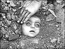 रघु राय द्वारा ली गई यह तस्वीर भोपाल गैस कांड के बाद की है.