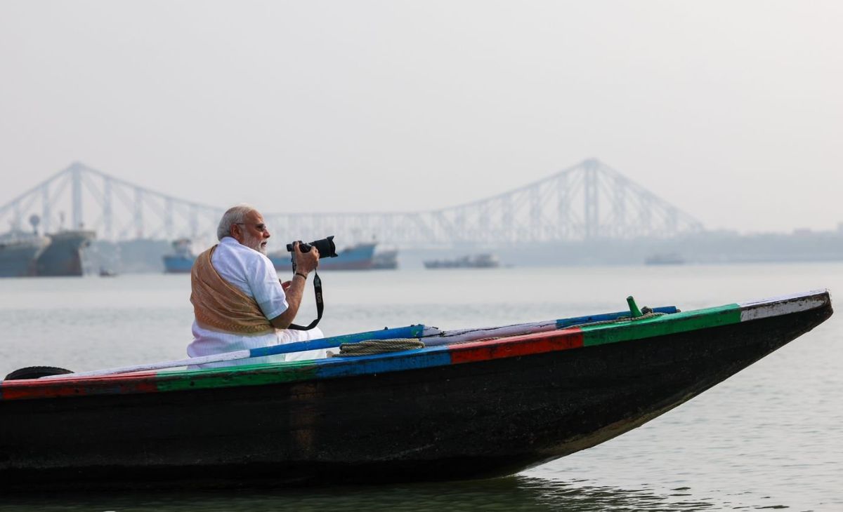 बंगाल चुनाव के बीच PM मोदी ने हुगली नदी में की नाव की सवारी, नाविकों से भी मिले; देखें तस्&zwj;वीरें