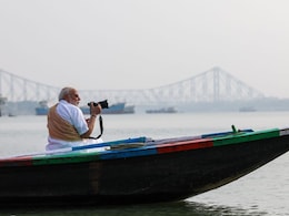 बंगाल चुनाव के बीच PM मोदी ने हुगली नदी में की नाव की सवारी, नाविकों से भी मिले; देखें तस्&zwj;वीरें
