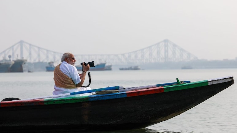 बंगाल चुनाव के बीच PM मोदी ने हुगली नदी में की नाव की सवारी, नाविकों से भी मिले; देखें तस्&zwj;वीरें