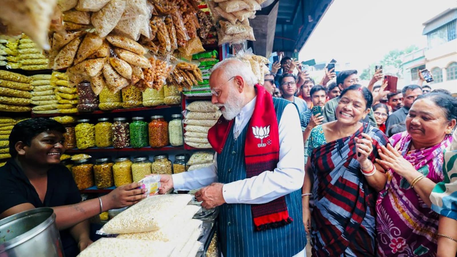 'धमकी से डर तो लगता ही है'... पीएम मोदी को बंगाल में झालमुड़ी खिलाने वाले दुकानदार की आपबीती