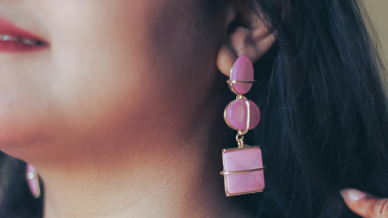 Types of statement earrings that suit round faces
