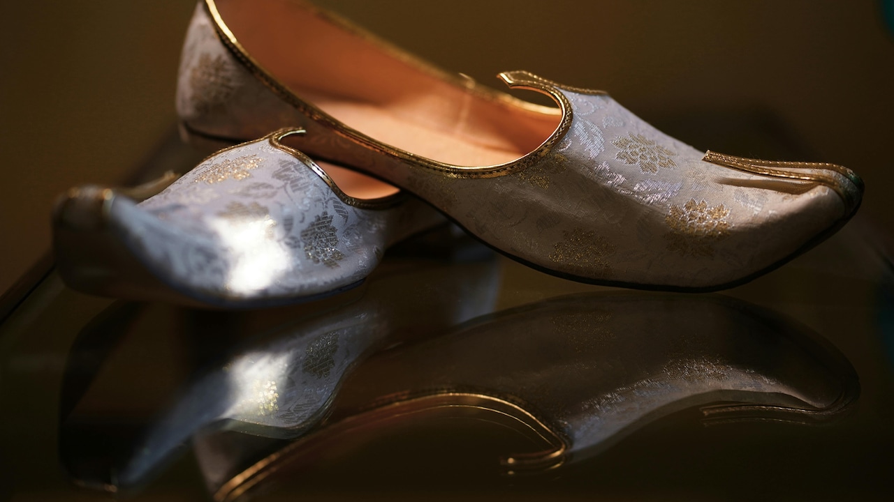 Stylish juttis for men who like to experiment with their style