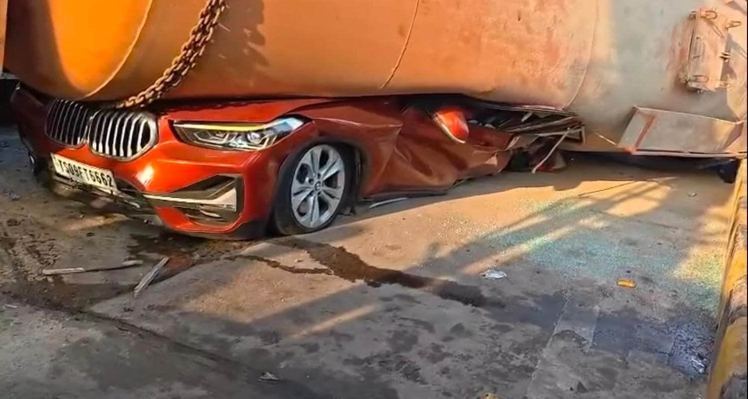 BMW पर पलटा कंक्रीट से भरा टैंकर, बुरी तरह पिचक गई लग्जरी कार, आंध्र प्रदेश में रूह कंपा देने वाला हादसा