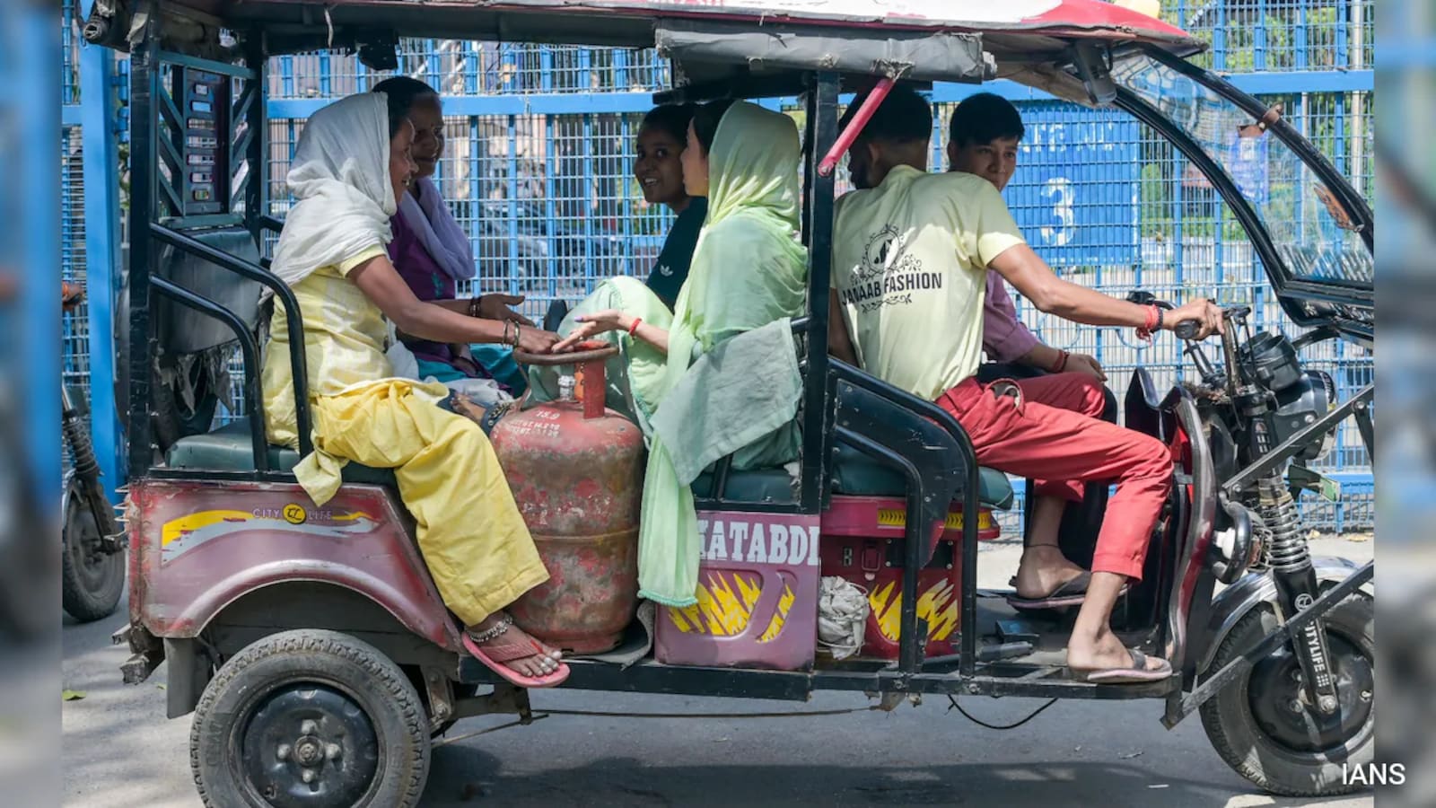 Delhi Proposes New E-Rickshaw Rules: 4-Passenger Limit and Strict Safety Draft