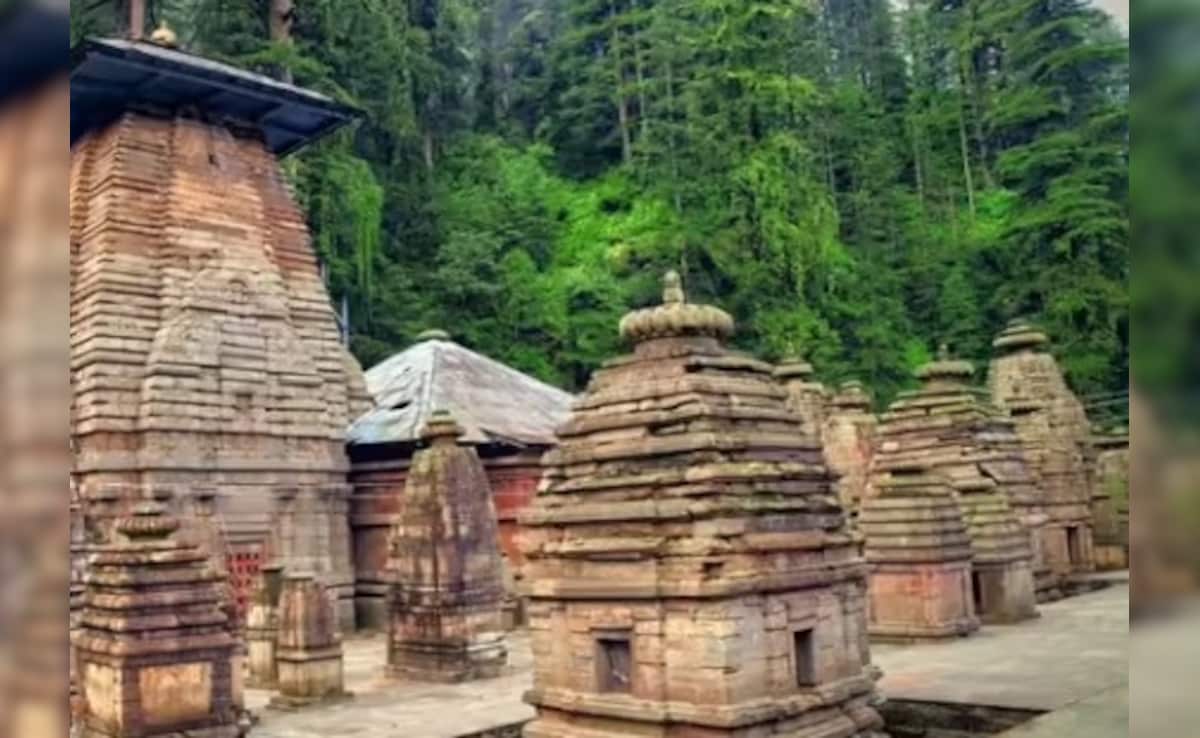 जागेश्वर धाम गर्भगृह विवाद पर डीएम बरेली ने सपत्नी मांगी माफ़ी, असलहा लेकर घुसा था सिपाही 